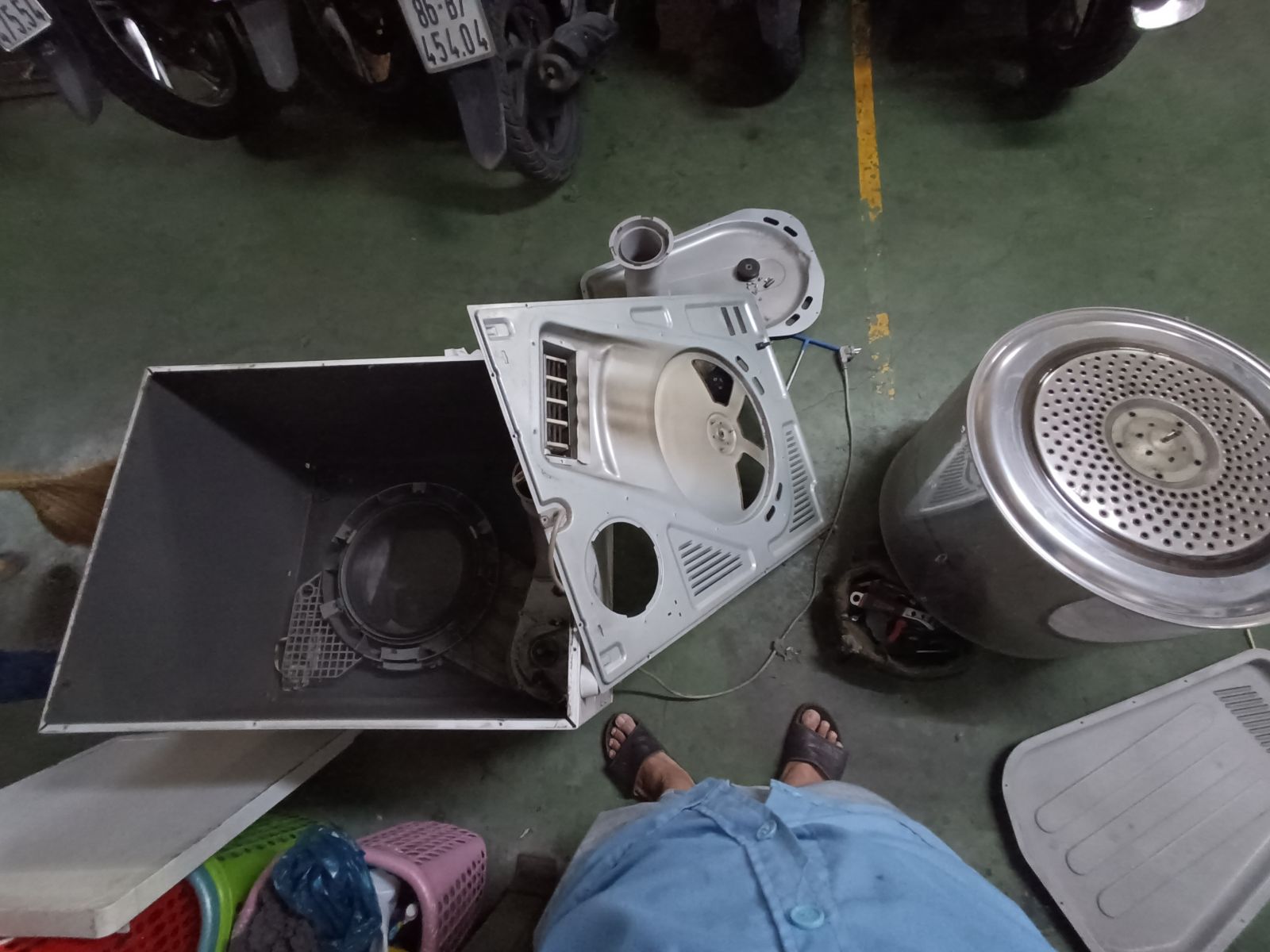 Tiến Hành Tháo ra kiểm tra Các Linh Kiện Bị Hư Và thay thế